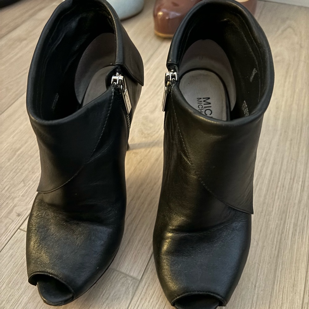 MK Booties in black leather.
